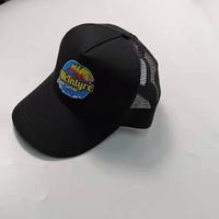 Sombrero de camionero de ala plana negro en blanco al por mayor personalizado, gorra de camionero de malla de 5 paneles de poliéster, gorra Vintage de espuma para camionero