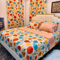 Parure de lit de luxe 8 pièces avec 4 taies d'oreiller, motif floral vert et violet vibrant, accent doré, pour la maison au Ghana