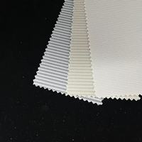 Tissu de protection solaire à 1 % d'ouverture, matière première super résistante à la déchirure et haute résistance pour stores enrouleurs résidentiels et commerciaux