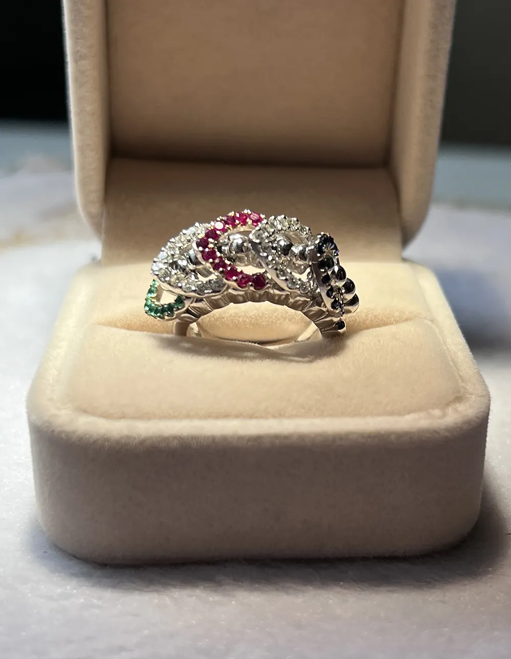 AARYA Cincin Perhiasan Mewah 18K Cincin Emas dengan EMERAD, Safir Biru, Rubi dan Berlian