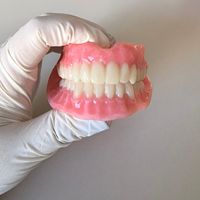 Resin Gigi Gelaixin Kekuatan Lentur Tinggi 1kg/botol Kemurnian 100% untuk Resin Printer 3D untuk Implan Gigi