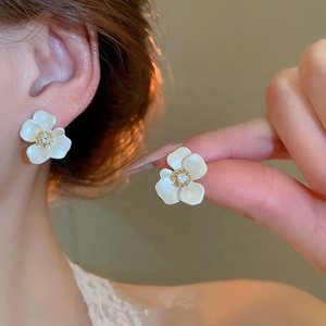 Pendientes de Botón con Diseño de Flor en Forma de Gota de Aceite, Blancos, Elegantes y Sencillos para Mujer, Accesorios de Lujo Ligero, Vintage, Religiosos y Modernos, Hechos de Aleación - Product Image 3