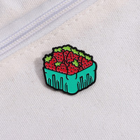 En gros, Broche en émail en métal décorative motif panier de fraises de dessin animé, Cadeau Fête des Mères, Artisanat métallique décoratif, Épingles de revers pour vêtements
