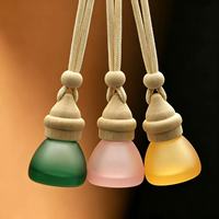 Nouveau modèle de flacon vide de 8 ml pour parfum de voiture, en verre dépoli conique avec couvercle en bois, diffuseur d'huiles essentielles, populaire pour la voiture