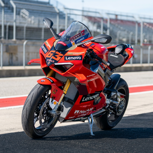 Comme neuf - Prêt à rouler - 106 milles - Réplique Ducati Panigale V4 S Bagniai World Champions 2024 - Origine Royaume-Uni - Product Image 2