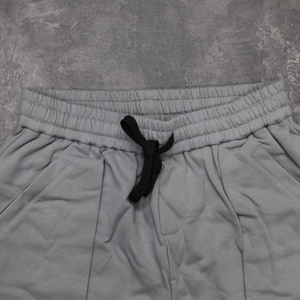 Shorts en molleton de coton pour homme avec logo personnalisé, coupe ample et taille élastiquée avec cordon de serrage, pour le streetwear et l'été - Product Image 5