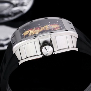 <span class=keywords><strong>Reloj</strong></span> <span class=keywords><strong>de</strong></span> Hombre Mecánico Automático <span class=keywords><strong>de</strong></span> Acero Inoxidable con Correa <span class=keywords><strong>de</strong></span> Goma, Diseño <span class=keywords><strong>de</strong></span> Esqueleto Tallado en 3D con Dragón Rojo y Dorado, Tipo Tonneau, el Más Popular <span class=keywords><strong>de</strong></span> Moda - Product Image 4