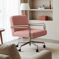 Chaise d'ordinateur - une chaise de bureau confortable pour la maison, adaptée aux longues sessions de travail. Il peut être relevé et orienté
