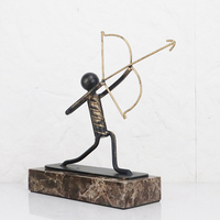 Sculpture d'archer abstraite en bronze foncé et marbre, faite à la main, moderne et luxueuse, avec base en marbre, ornement décoratif de table