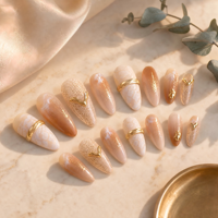 Faux ongles à presser personnalisés avec breloque dorée, longs, forme amande, dentelle, nude, blanc, pailletés, gel brillant, ABS, marbré, vente en gros OEM