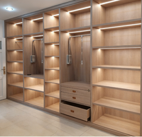 Ensemble de meubles de dressing de luxe avec armoire intégrée et bandes LED, système d'étagères ouvertes pour chambre parentale moderne