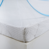 Moustiquaire pliable pop-up pour lit simple, double, queen ou king size, en polyester 100%, pour une utilisation en extérieur ou dans une chambre.