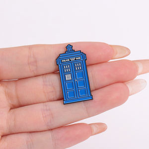 व्यक्तिगत नीले रेट्रो फोन बूथ एनमेल पिन रचनात्मक ब्रोच लैपल बैज गहने थोक - Product Image 4