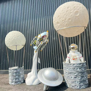 Escultura de Astronauta de Fibra de Vidrio, Figura Decorativa para Exteriores, Montaje en Suelo, Forma Irregular, Tema de Cohete Personalizado - Product Image 1