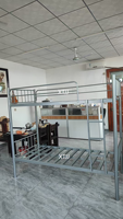 Lit superposé métallique argenté à deux niveaux pour adultes, design moderne, pliable, idéal pour les dortoirs scolaires, les hôtels et les chambres de travailleurs.