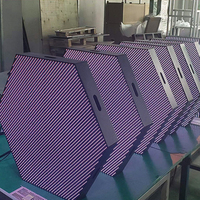 P3 P3.2 P4 Écran d'affichage à LED de forme spéciale hexagonale polychrome Écran d'affichage irrégulier pour les médias vidéo dans les clubs de stand de DJ