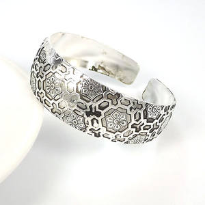 Bir kiraz çiçek ile kadınlar için el oyma Metal tibet bilezik, Vintage el kazınmış geniş manşet bilezik Lotus çiçek - Product Image 3