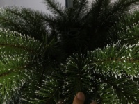 Sapin de Noël artificiel en sapin de 210 cm avec aiguilles de pin et base de support pour usage intérieur et festif