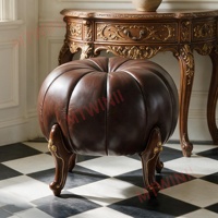 Tabouret rond en similicuir marron de 18 pouces avec pieds en bois - Décoration d'automne pour la maison, ottoman confortable et vintage en forme de citrouille pour entrée, coiffeuse, chaise