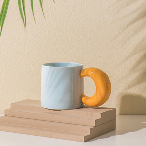 Tazza creativa con manico lunare a contrasto di colore tazza in ceramica da ufficio nordica per caffè e tè - Product Image 4
