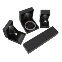 WeiMei Usine Vente en Gros Cuir PU Noir Led Light Jewlery Boîte à Bagues Lampe Blanche Luxe Avec Ampoule Emballage Boîte à Bijoux