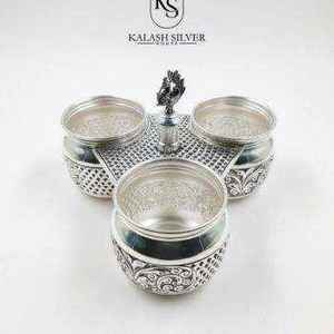 Boîte à Kumkum Triple en Argent Sterling 925 avec Poignée Paon et Gravure Florale Nakshi Détaillée pour les Rituels de Puja - Product Image 3
