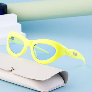 Gafas de sol estilo ojo de gato Y2K europeas y americanas para mujer, con lentes de PC resistentes al viento y protección UV400, montura rosa, gafas deportivas de clase 2. - Product Image 4