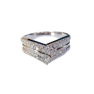 Anello di Fidanzamento Q651 per Donna in Oro Bianco con Diamanti Taglio Baguette e Pietre Laterali Naturali Colore D - Product Image 5