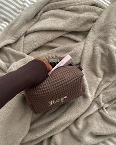 Sacs à cosmétiques en coton Broderie Logo personnalisé Grand sac à cosmétiques de voyage en gaufre Cadeau Pochette à maquillage à fermeture éclair - Product Image 5