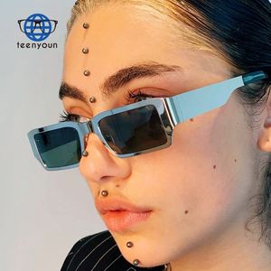 Teenyoun Vente en gros Hip-<span class=keywords><strong>hop</strong></span> Punk Moderne Mode Homme Petit Cadre Carré Y2k Nuances <span class=keywords><strong>Pub</strong></span> UV400 Métal Femmes Lunettes de Soleil Logo Personnalisé - Product Image 2