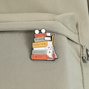 Pin de solapa de metal esmaltado personalizado con diseño de <span class=keywords><strong>libro</strong></span> mágico, búho y escoba de mago, para lectores obsesionados con la lectura, regalo de joyería creativo - Product Image 4