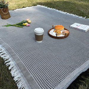 2024 vendita calda impermeabile pieghevole Picnic Mat PE cotone morbido all'aperto spiaggia coperta campeggio con nappina per Picnic - Product Image 2