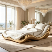 Lit courbé de luxe français en fibre de verre électroplaquée, revêtement en tissu doux, design sculptural, pour décoration de chambre de villa