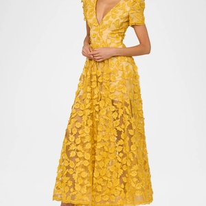 เดรสแม็กซี่ปักลายดอกไม้สีเหลืองสำหรับผู้หญิงเดรสแขนพองคอวีลึกปักลายดอกไม้แบบธรรมชาติมีซิปด้านหลัง - Product Image 5