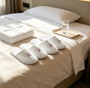 Pantoufles d'hôtel jetables de luxe en gros, personnalisables avec logo brodé, en tissu éponge doux, à bout fermé, pour hôtels et complexes hôteliers - Product Image 5