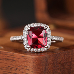 Anello di Lusso con Gemme per Donne, Gioiello Elegante e Scintillante per le Dita - Product Image 1