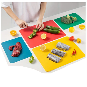 <span class=keywords><strong>Tabla</strong></span> <span class=keywords><strong>de</strong></span> cortar <span class=keywords><strong>de</strong></span> cocina pequeña <span class=keywords><strong>de</strong></span> frutas multifuncionales <span class=keywords><strong>de</strong></span> HDPE grabable, negra con logotipo - Product Image 2