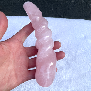 Varita Masajeadora Yoni de Cuarzo Rosa Curvada con Diseño Trenzado 18cm 200g Juguete Sexual para Ejercicios de Kegel para Mujeres - Product Image 3