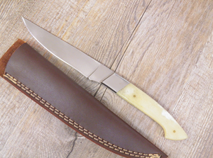 Cuchillo Dorgalesa hecho a mano con hoja de acero inoxidable, punta caída, filo recto, mango de hueso de camello y mango de cuerno de toro. - Product Image 4