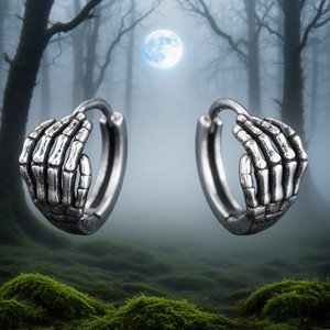 Manchette d'oreille en forme de main squelette unisexe, accessoire de costume d'Halloween, bijou fantaisie unique et effrayant - Product Image 1