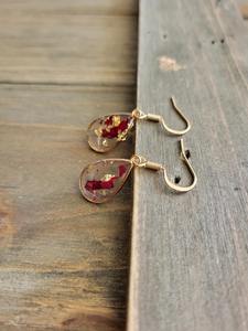 Boucles d'oreilles en résine fabriquées en Inde, bijoux fantaisie pour un usage quotidien, cadeau pour femmes et filles, disponibles à la vente. - Product Image 4