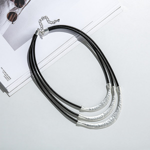 Nouveauté : Collier rétro simple multicouche pour femme - Chaîne de clavicule courte élégante style Ins pour soirée - Product Image 3