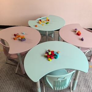 Bàn ghế học tập cho trẻ em có thể ghép được đặt trong bảng màu hồng và xanh, bảng tương tác mẫu giáo - Product Image 3