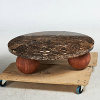 Salon de luxe déco poussiéreuse ronde Emperador marbre canapé Table en bois de hêtre base boule plateau en pierre naturelle table basse faite à la main