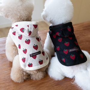 Abrigo con Capucha para Perro con Estampado de Fresas, Dulce y Cálido para Otoño e Invierno, en Oferta - Product Image 3