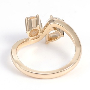 แหวนหมั้นทองคำแท้ 14k ประดับเพชร 2 เม็ด ลดราคาพิเศษ แหวนแต่งงานทองคำแท้ 18k ทรงกลมและทรงหยดน้ำ ประดับเพชรโมอิสซาไนต์ทรงกลมและทรงหยดน้ำ คุณภาพ D VVS - Product Image 3