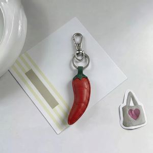 Porte-clés en cuir rouge en forme de piment, breloque mignonne rembourrée en métal pour sacs à main, sacs à dos, cadeau - Product Image 1