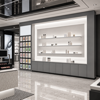 Maßgefertigte Kosmetik-Präsentationsvitrine Komplettset mit LED-Inseltheken und Wandschränken für Moderne Schwarz-Weiße Beauty-Stores