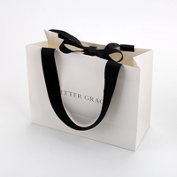 Vente en gros Sacs-cadeaux en carton biodégradable écologique de luxe avec poignées à longueur de main pour vêtements chaussures fourrure