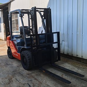 Chariot élévateur diesel Toyota d'occasion de 3 tonnes en excellent état de marche pour les solutions de manutention industrielle - Product Image 4
